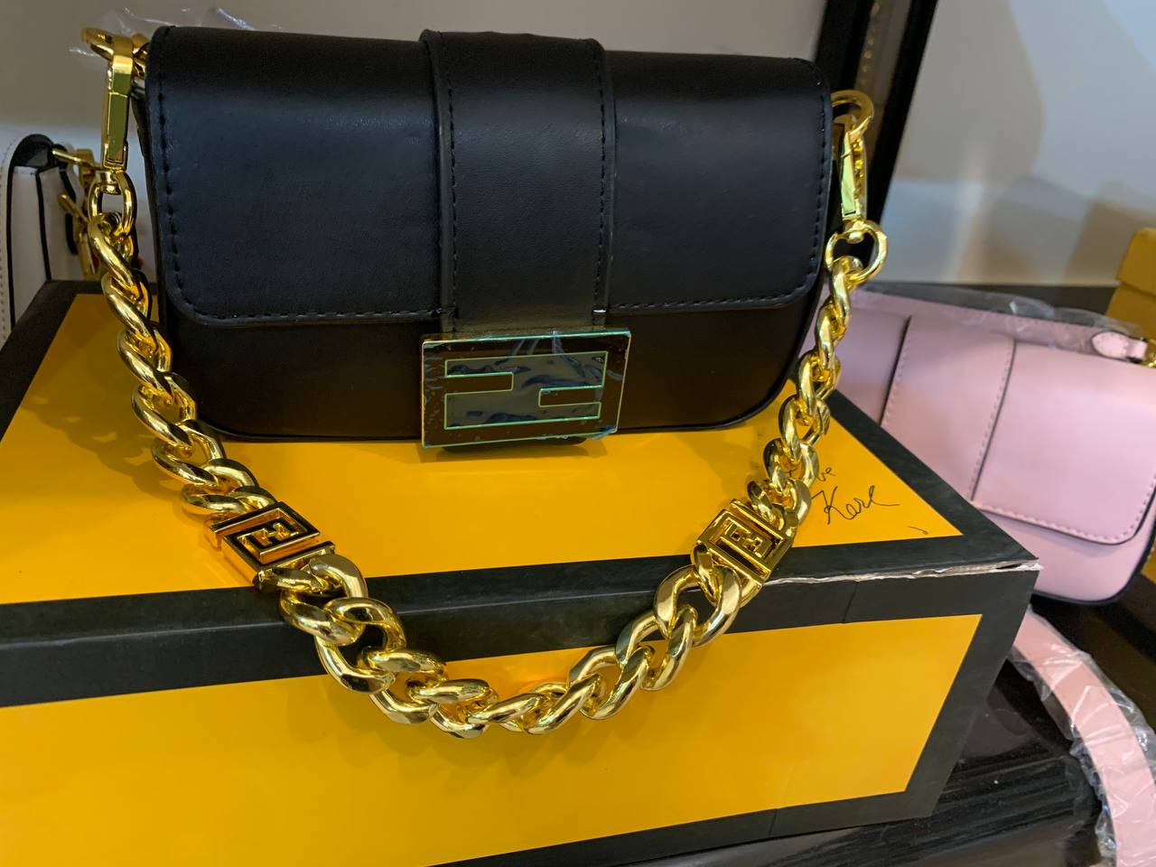 Стильні жіночі сумки в асортименті. Stylish women's bags in assortment - Зображення 8