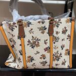 Стильні жіночі сумки шопери в асортименті. Stylish women's shopping bags in assortment