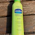 Vaseline.  Вазелін. Зволожувальний спрей. Заспокоює з алое. Інтенсивний догляд. 190мл. Spray moisturizer. Aloe soothe. Intensive care